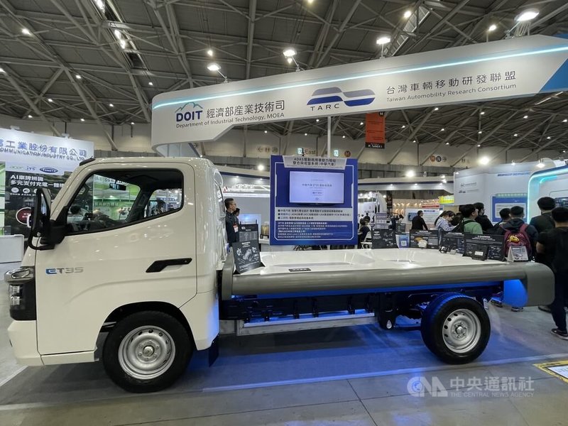 台灣國際智慧移動展23日起登場,中華車現場展示自主研發設計3.5公噸電動商用車,國產在地化比率超過9成。中央社記者鍾榮峰攝 114年4月23日