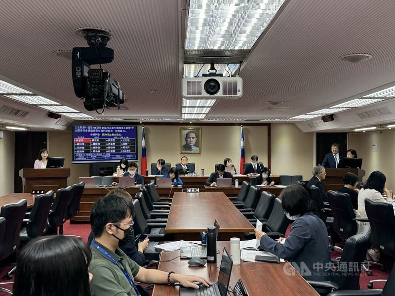 美國擬加徵藥品關稅,民進黨立委林淑芬(後左)23日質詢指出,台灣部分公費疫苗從美國進口,恐將受衝擊。衛福部長邱泰源(後右2)表示,疾管署已預演各種狀況,確保國內疫苗供應無虞。中央社記者沈佩瑤攝 114年4月23日