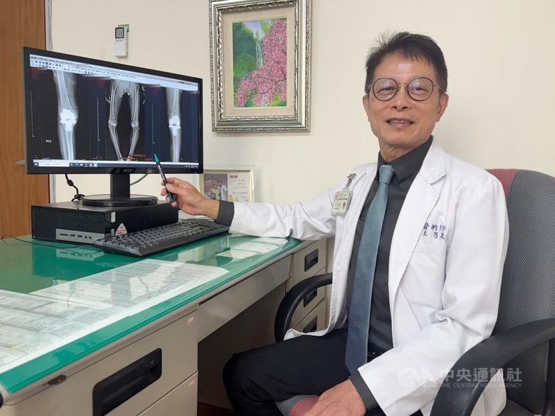 大甲李綜合醫院醫療副院長、骨科主治醫師王芳英(圖)指出,91歲陳姓阿嬤因罹患三高、心律不整,先治療心臟後,再進行人工膝關節置換手術,術後恢復良好。中央社記者趙麗妍攝 114年4月23日