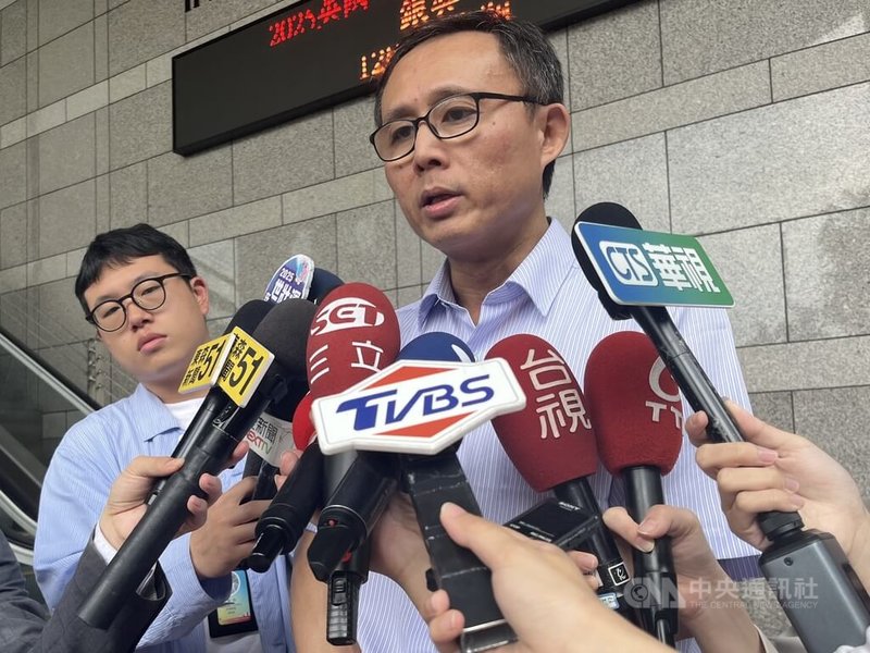 康橋國際學校舉辦單車環台成年禮活動,師生22日行經彰化時遭1輛逆向自小客車衝撞,7名學生受傷。康橋國際學校公關室主任吳浩銘(右)23日表示,此次事故是因肇事者的違規導致,後續若要求償等,會先替家長安排,詢問家長意願後主動提供協助。中央社記者趙敏雅攝 114年4月23日