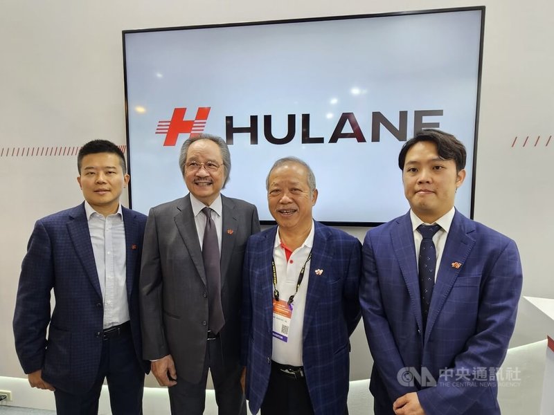 汽車連接器大廠胡連23日發表全新企業識別系統(CIS),董事長張子雄(右2)表示,希望藉此逐漸從隱形冠軍發展成為顯性品牌,能夠與一流國際車廠對接,開始打國際盃。中央社記者曾仁凱攝 114年4月23日