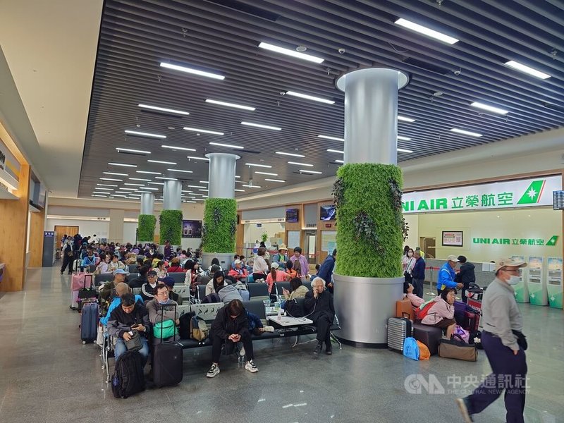 馬祖南竿機場因受濃霧影響,23日中午12時26分起航班暫停起降,初估近300名旅客受影響,多為準備回台的旅遊團客。南竿機場候機大廳下午起湧入人潮,等候機場開場,現場秩序大致良好。中央社記者潘欣彤攝 114年4月23日