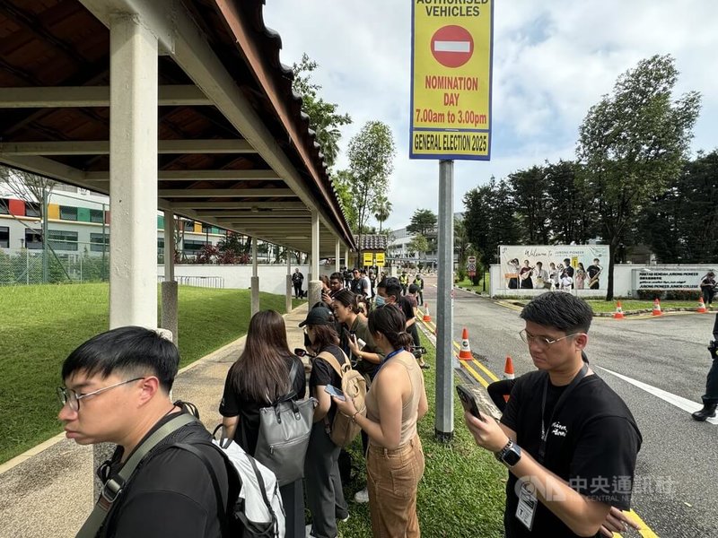 新加坡大選設立多個提名站,位於北部的先驅初級學院是提名場所之一,多家當地媒體到場採訪。中央社記者吳昇鴻新加坡攝 114年4月23日