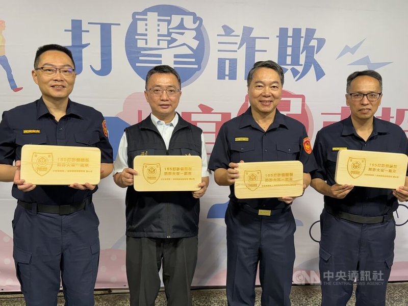 南投縣政府警察局23日在水里鄉車埕召開打擊詐欺記者會，集集分局長張基銘（左起）、刑事警察大隊長蕭榮哲、縣警察局長謝宗宏、信義分局長邱逸樵出席。中央社記者蕭博陽南投縣攝  114年4月23日
