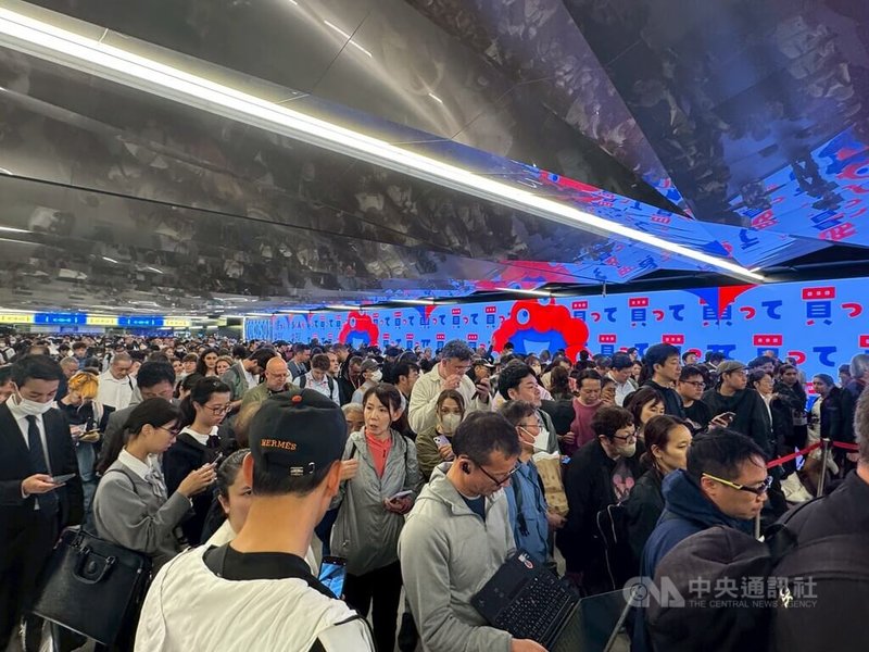 大阪世博的會場位在大阪市此花區的人工島「夢洲」,13日開幕以來面臨的課題包括如何因應天氣炎熱、交通接駁等。大阪地下鐵中央線是唯一直通夢洲的鐵路,22日晚間因為電車車輛故障,列車停擺約1小時,造成約4000人一度滯留距離會場最近的夢洲站。中央社記者楊明珠大阪攝 114年4月23日