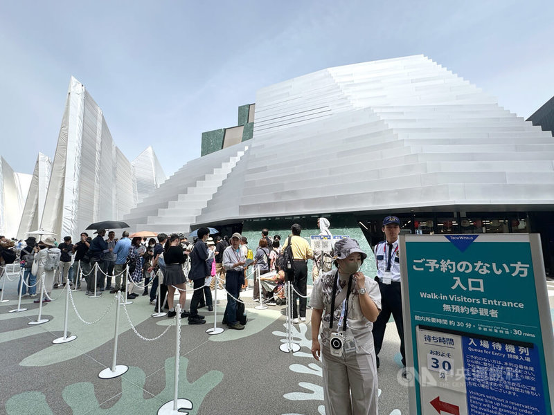 2025年世界博覽會主辦單位23日宣布,大阪世博自從4月13日開幕至今,累計入場突破100萬人次。圖為4月22日世博會場西區台灣的TECH WORLD館前。中央社記者楊明珠大阪攝 114年4月23日