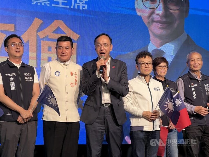國民黨主席朱立倫(左3)23日出席「反惡霸 戰獨裁」新竹市北區場,邀請民眾26日共同上凱道集會。中央社記者魯鋼駿攝 114年4月23日