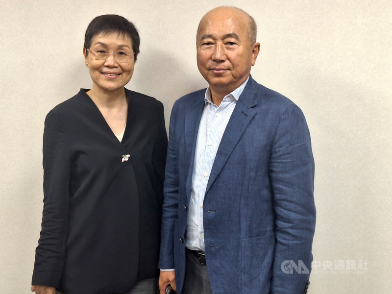 安成生技董事長吳怡君(左)、大股東陳志明(右)23日出席安成生技法人說明會。中央社記者何秀玲攝 114年4月23日