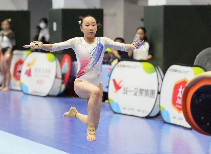 台北市數位高中廖奕淳(圖)23日把握高中生涯最後一次全國中等學校運動會參賽機會,在女子競技體操拿下地板、跳馬、高低槓、個人全能、團體共5面金牌。(114年全中運執委會提供)中央社記者黎建忠傳真 114年4月23日
