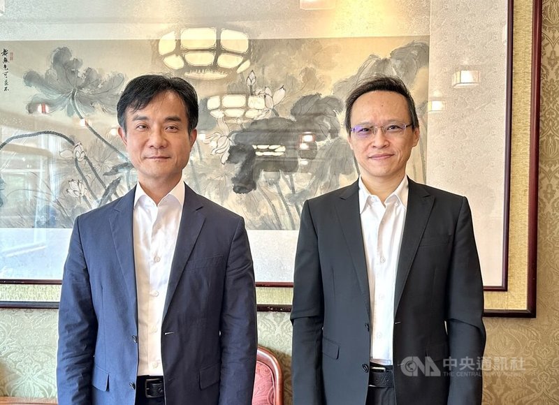 資策會23日提出今年3大任務,包括協助產業導入AI技術、健全台灣數位生態與開展國際合作。圖為資策會董事長黃仲銘(左)與執行長范俊逸(右)。中央社記者蘇思云攝 114年4月23日