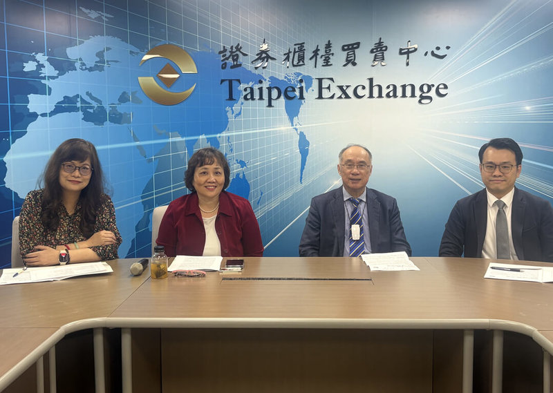 新藥公司浩鼎23日宣布,乳癌抗癌新藥三期臨床試驗已完成第二次期中分析,但因獨立醫學及統計學者組成的資料及安全監測委員會(DSMB)建議停止試驗,浩鼎評估後決議中止試驗。圖左2為浩鼎執行長王慧君。(浩鼎提供)中央社記者何秀玲傳真 114年4月23日