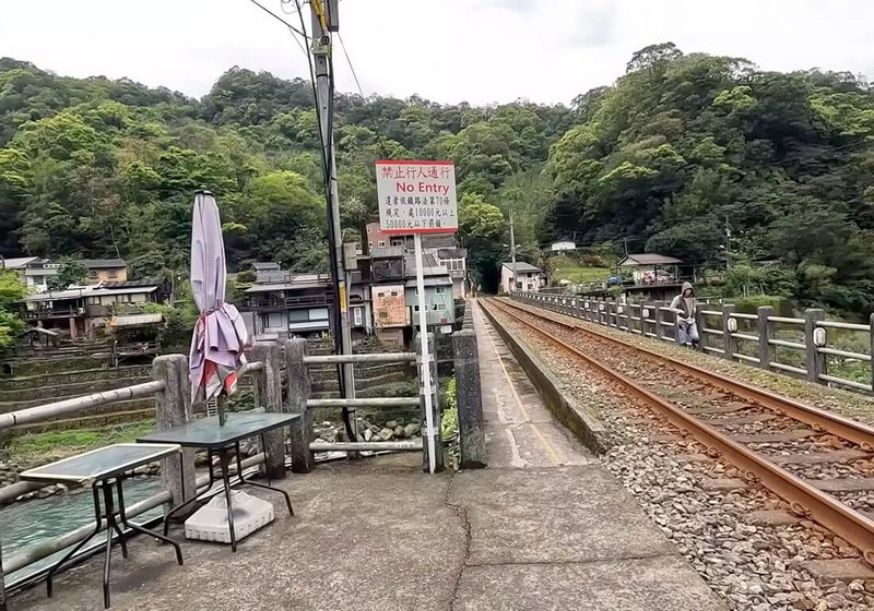 台鐵公司23日表示,維繫瑞芳魚寮社區與三貂嶺車站間的三爪子鐵路橋附掛懸臂人行步道工程,已於21日決標,契約工期90日曆天。圖為從三貂嶺車站往平溪十分車站方向,三爪子橋頭景觀。(Tony提供)中央社記者黃旭昇新北傳真 114年4月23日