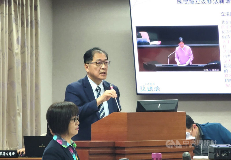 針對國民黨涉違法抗議一案,法務部長鄭銘謙(立者)23日在立法院司法及法制委員會備詢時表示,轄區警方已報請台北地檢署指揮,檢察官分他字案偵辦中;沒有預設任何立場,恪守行政中立。中央社記者謝幸恩攝 114年4月23日