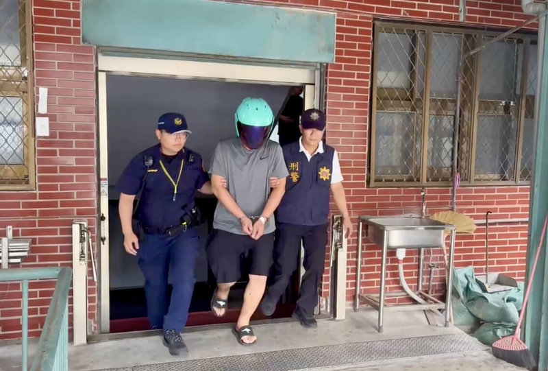 彰化縣蕭姓男子(中)22日開車行經埤頭鄉時,逆向衝撞康橋國際學校單車隊,造成7名學生受傷送醫,警方23日下午依過失傷害和公共危險罪嫌將蕭男移送彰化地檢署偵辦。(民眾提供)中央社記者鄭維真傳真 114年4月23日