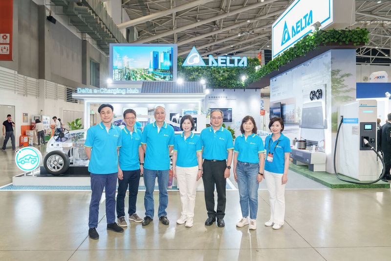 台達電持續耕耘電動車市場,全系列充電樁全球累積出貨量已超過300萬台。品牌長郭珊珊(圖中)領軍參加台灣國際智慧移動展,推出兆瓦級充電解決方案。(台達電提供)中央社記者曾仁凱傳真 114年4月23日