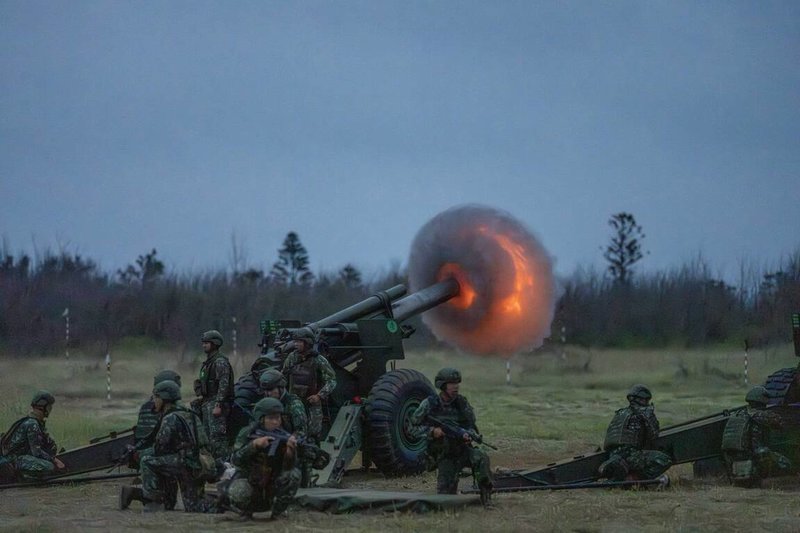 陸軍澎湖防衛指揮部23日清晨在澎湖澎南海域周邊實施「鎮疆操演」,以「防空接戰」為起始,接續演練營區自衛戰鬥、火力打擊、應援作戰及戰場掃蕩等。(軍聞社提供)中央社 114年4月23日