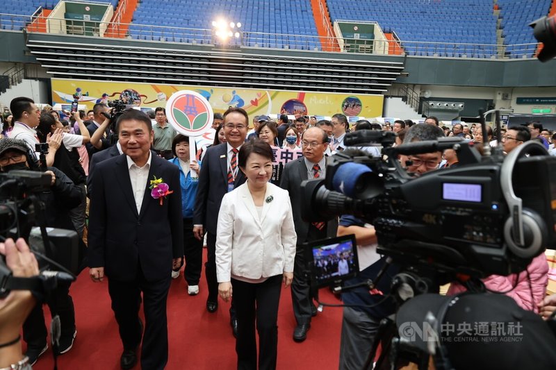 台中市長盧秀燕(前左2)23日出席在苗栗舉辦的中部5縣市企業座談會,苗栗縣長鍾東錦(前左)當面力挺選國民黨主席;對於是否參選?盧秀燕僅微笑說「謝謝」隨即進入會場。中央社記者管瑞平攝 114年4月23日