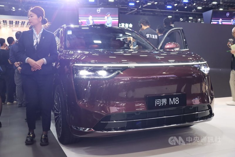 問界M8定位家庭智慧旗艦SUV,攜多項華為尖端科技。這款備受關注的新車型在正式銷售的24小時內,訂單數量就超過了3.2萬輛,熱銷引發話題。中央社記者張淑伶上海攝 114年4月23日