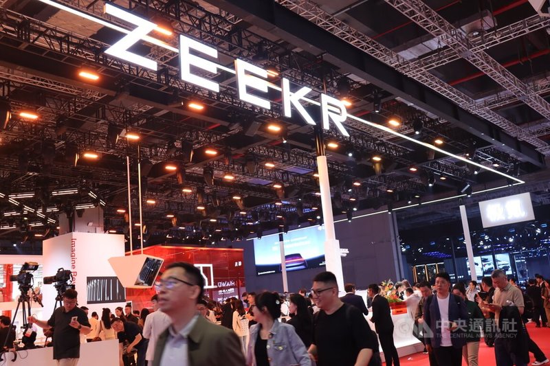 吉利控股集團旗下高端電動車品牌極氪(ZEEKER)汽車在2025上海車展的展位。近年外企在中國汽車銷售快速下滑,即使豪華車市場,也逐漸被中國國產品牌占據。中央社記者張淑伶上海攝 114年4月23日