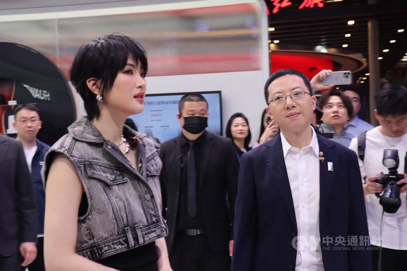華為從通訊巨擘到與開發智慧駕駛方案,旗下鴻蒙智行與多家車企合作。華為創辦人任正非的二女兒、從事演藝工作的姚安娜(前左)23日來到展場聆聽導覽,多家自媒體簇擁在旁。中央社記者張淑伶上海攝 114年4月23日