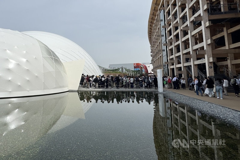 2025年世界博覽會主辦單位23日宣布,大阪世博自從4月13日開幕至今,累計入場突破100萬人次。圖為4月22日世博會場西區的藍色海洋館前,參觀民眾大排長龍。中央社記者楊明珠大阪攝 114年4月23日
