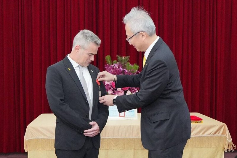 外交部政務次長吳志中(右)23日頒贈以色列國會友台小組主席杜伯斯基(Boaz Toporovsky,左)睦誼外交獎章。(外交部提供)中央社記者楊堯茹傳真 114年4月23日