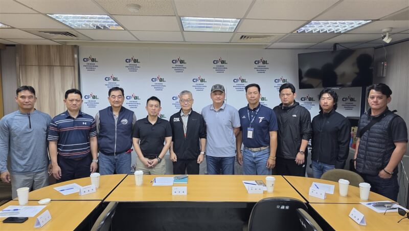 世界棒球經典賽(WBC)選訓會議23日在中華職棒召開,通過由中職樂天桃猿一軍首席教練曾豪駒(右5)執掌WBC台灣隊兵符。(中華職棒提供)中央社記者楊啟芳傳真 114年4月23日