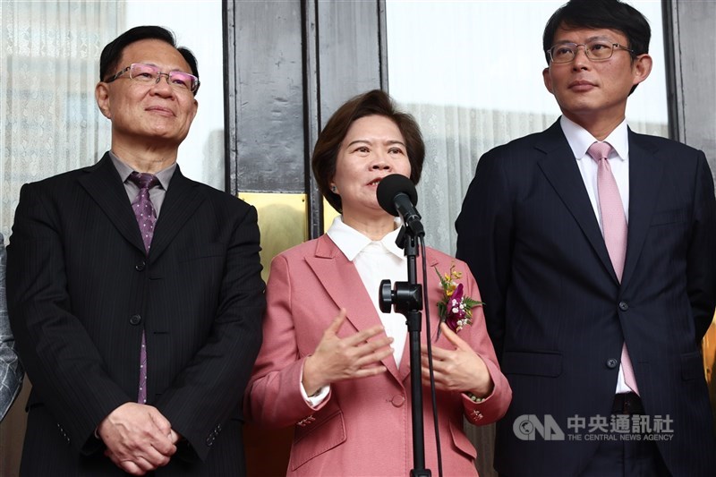 圖為民眾黨立委劉書彬(中)3月14日就職後發表期許。(中央社檔案照片)
