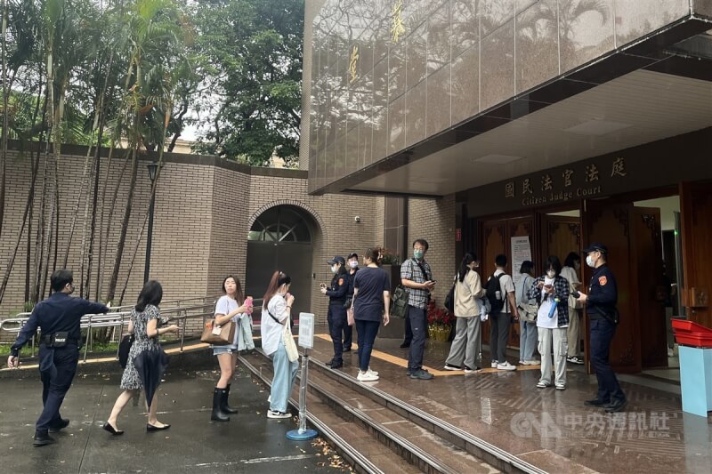 劉姓保母姊妹涉虐死男童「剴剴」案,台北地方法院23日上午由選任的國民法官及備位國民法官與3名職業法官共組合議庭2度審理。開庭前民眾排隊進入旁聽。中央社記者徐肇昌攝 114年4月23日