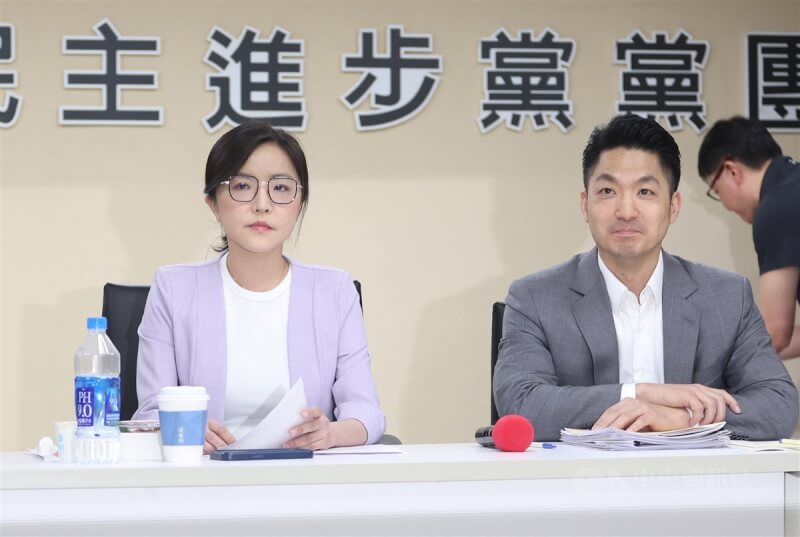 台北市長蔣萬安(右)23日赴台北市議會民進黨團說明重大法議案。左為北市議會民進黨團總召陳慈慧。中央社記者趙世勳攝 114年4月23日