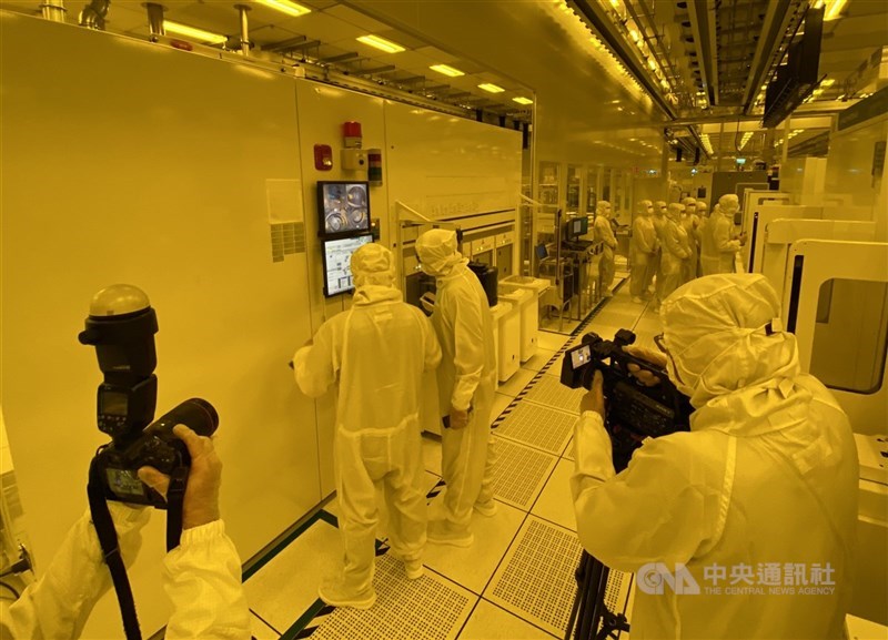 圖為晶圓代工廠聯電在新加坡設22奈米新廠無塵室。 (中央社檔案照片)