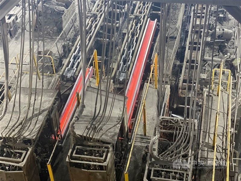 圖為東鋼苗栗廠H型鋼生產過程。 (中央社檔案照片)