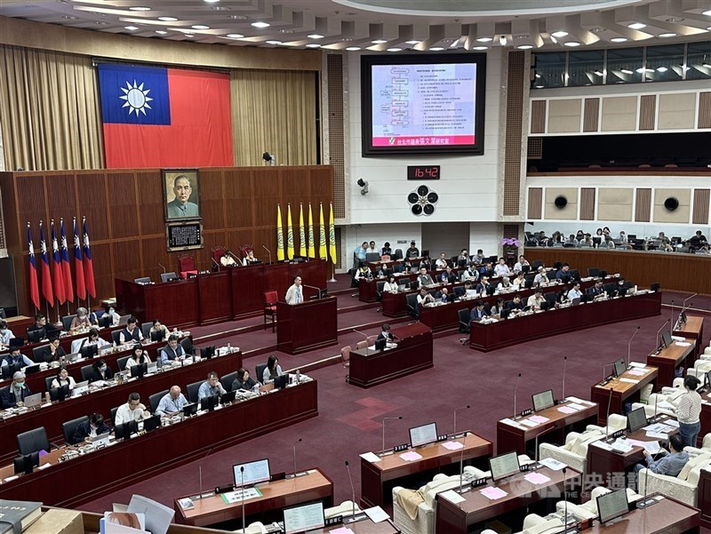 台北地檢署偵辦不實連署案,國民黨主席朱立倫等3人至北檢外抗議,警方將約談說明。民進黨台北市議員提案要求市長蔣萬安專案報告,台北市議會23日經政黨協商後,決議蔣萬安將於5月9日至議會報告。圖為北市議會先前質詢。(中央社檔案照片)