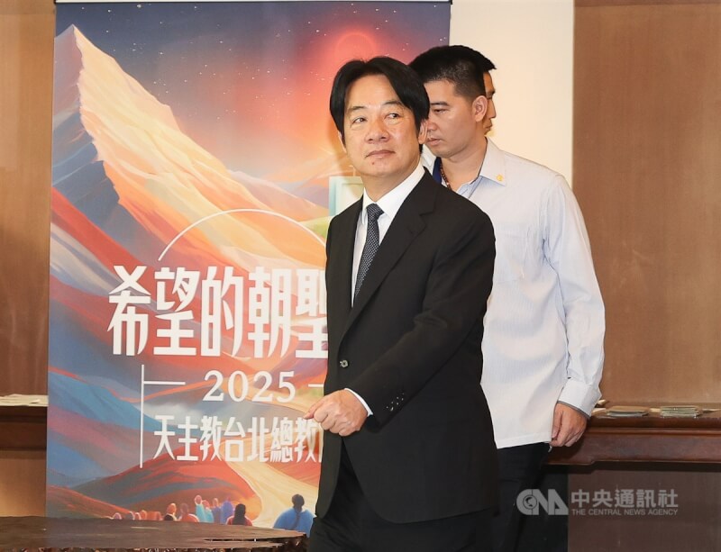 總統賴清德(前)23日赴天主教台北總主教公署,至羅馬天主教教宗方濟各(Pope Francis)靈堂追思。中央社記者謝佳璋攝 114年4月23日
