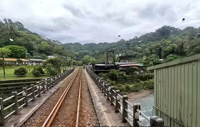 台鐵公司23日表示,維繫瑞芳區魚寮社區與三貂嶺車站間的三爪子鐵路橋附掛懸臂人行步道工程,已於21日決標,將協調得標廠商加速完工。圖為搭乘平溪線火車,從十分車站往三貂嶺車站,俯瞰三爪子橋景觀。(Tony提供)中央社記者黃旭昇新北傳真 114年4月23日