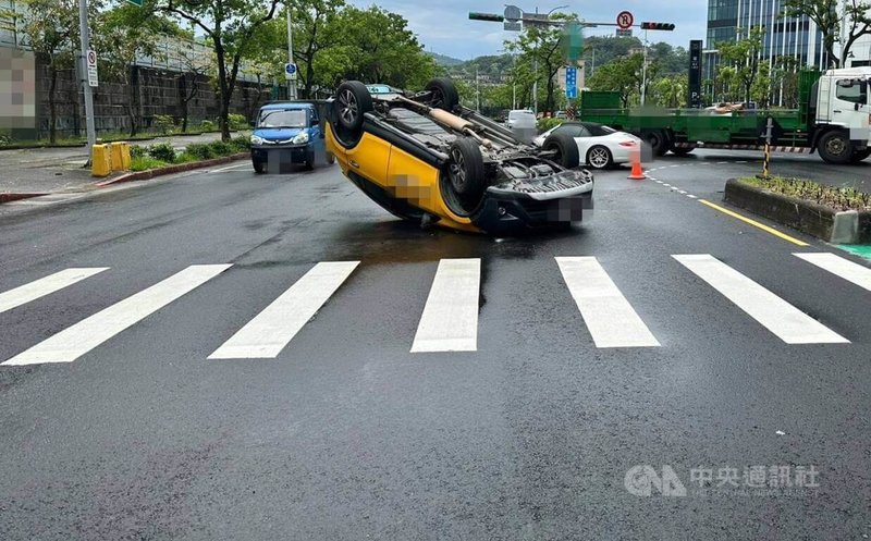 台北市南港區23日發生計程車翻車事故,66歲鄭姓男子載客行經經貿二路要左轉時,不慎碰撞中央分隔島而翻車,場面驚險,所幸無人受傷。(翻攝照片)中央社記者黃麗芸傳真 114年4月23日