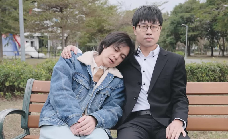 歡慶LINE TV成立10週年,YouTuber HowHow(左)、藍亦明(右)組CP拍攝特別企畫影片,復刻BL劇「獨佔接班人」情節,目前影片觀看數直逼20萬。(LINE TV提供)中央社記者葉冠吟傳真 114年4月23日