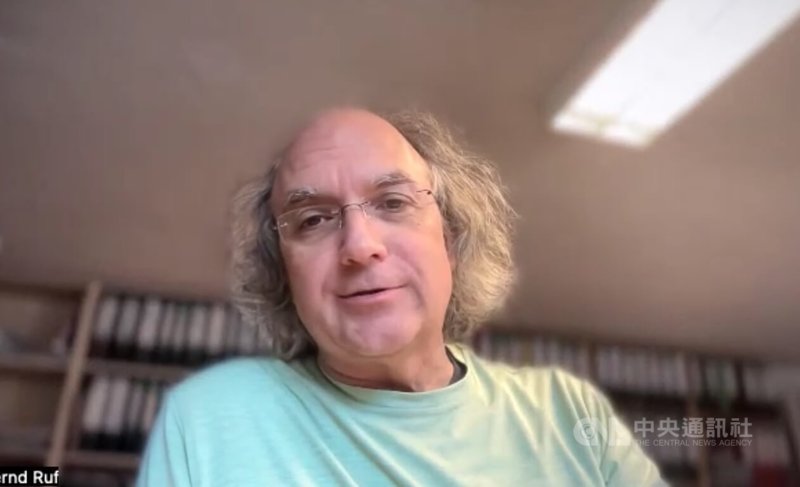 現為德國呂北克音樂學院教授的伯恩特(Bernd Ruf)在4月26日蘇打綠柏林演唱會前,接受中央社視訊專訪,分享他與台灣樂團蘇打綠長達十年的合作經歷,以及與台灣之間的深厚情誼。(視訊畫面截圖)中央社記者林尚縈柏林傳真 114年4月23日
