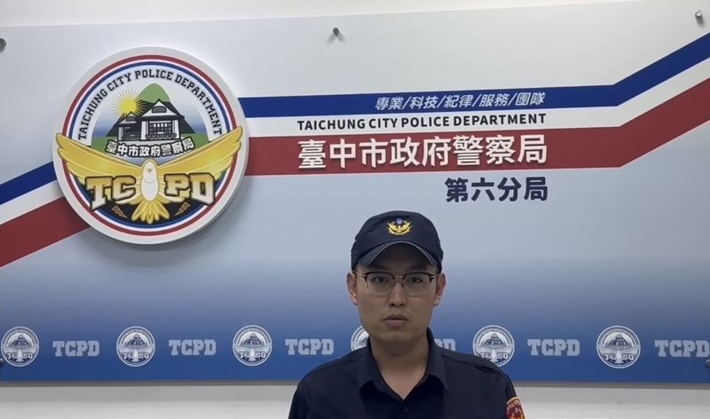 台中市政府警察局第六分局市政派出所副所長廖述儀(圖)23日說明,吳姓男子假冒「兒子」陪同婦人到西屯區某銀行提款,但婦人說詞反覆令行員生疑;警方據報到場,經帶回比對指紋查證身分,赫然發現2人不是母子關係,吳男為詐騙集團派來向婦人收款的車手。(警方提供)中央社記者郝雪卿傳真 114年4月23日