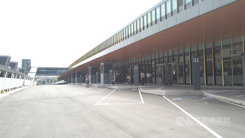 基隆城際轉運站(圖)營運商美得泰公司因招商未達標,基隆市政府日前已終止契約,新管理廠商也已進駐,辦理站務、機電、清潔及保全工作,確保轉運站維持基本運作。中央社記者王朝鈺攝 114年4月23日