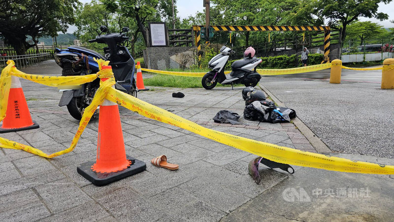 廖姓男子23日凌晨騎機車載同事黃姓女子返家,行經基隆市光明路時,前方另一名同事邱姓男子騎機車欲待轉,廖男發現後閃避不及,兩車發生擦撞。送醫後廖男傷重不治,黃女重傷陷入昏迷仍在搶救中。中央社記者王朝鈺攝 114年4月23日