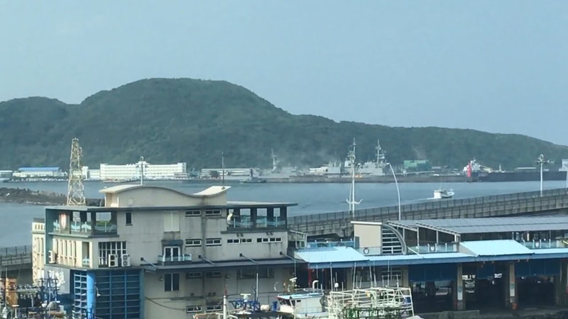 停靠在蘇澳軍港的海軍馬公軍艦23日下午冒出大量濃煙,消防員獲報到場時,火勢已由軍方自行撲滅,由於現場仍在悶燒冒出些許白煙,消防員配合軍方在碼頭實施警戒。(讀者提供)中央社記者王朝鈺傳真 114年4月23日