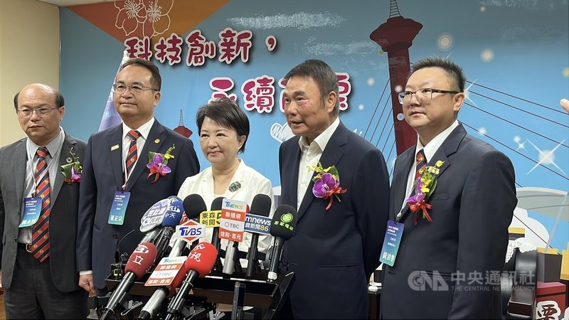 國民黨預計26日辦理凱道集會活動。台中市長盧秀燕（中）23日受訪表示，為提醒中央執政當局眼前應該放下政治，全力拚經濟，「26日我願意挺身而出」。右2為苗栗縣長鍾東錦。中央社記者管瑞平攝  114年4月23日