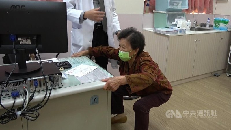 91歲陳阿嬤雙膝關節嚴重退化,因罹患三高、心律不整,先治療心臟後,再進行人工膝關節置換手術,術後阿嬤恢復狀況良好,能自在走路,還能輕鬆深蹲。中央社記者趙麗妍攝 114年4月23日