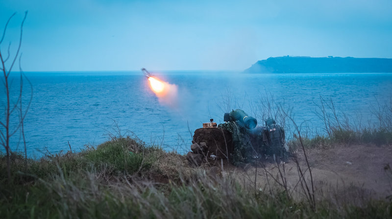 陸軍澎湖防衛指揮部「鎮疆操演」23日清晨在澎湖澎南海域周邊實施,展現防區戰鬥部隊備戰及協同作戰能力。圖為標槍飛彈射擊情形。(軍聞社提供)中央社 114年4月23日