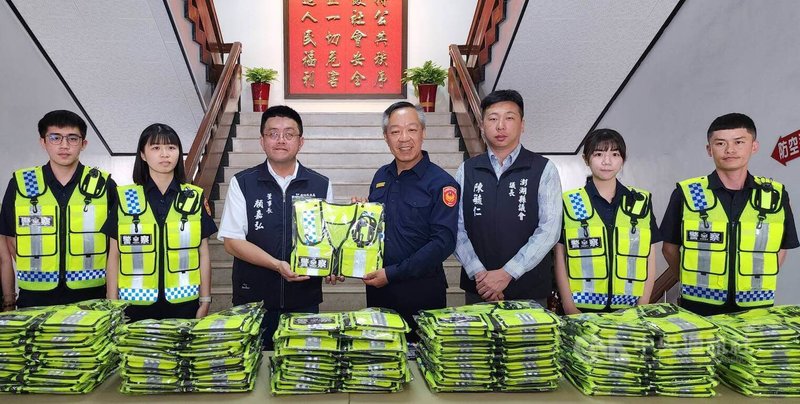 澎湖馬公城隍廟23日捐贈500件警用交通反光背心給澎湖縣警察局,由城隍廟董事長顏嘉弘(左3)代表捐贈,澎湖縣警察局長林温柔(右4)代表接受,澎湖縣議會議長陳毓仁(右3)到場見證。中央社 114年4月23日