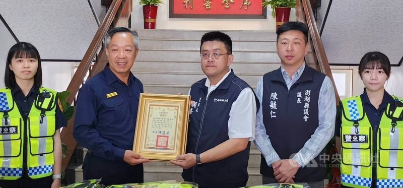 澎湖馬公城隍廟23日捐贈500件警用交通反光背心給澎湖縣警察局,由城隍廟董事長顏嘉弘(右3)代表捐贈,澎湖縣警察局長林温柔(左2)致贈感謝狀。右2為澎湖縣議會議長陳毓仁。中央社 114年4月23日