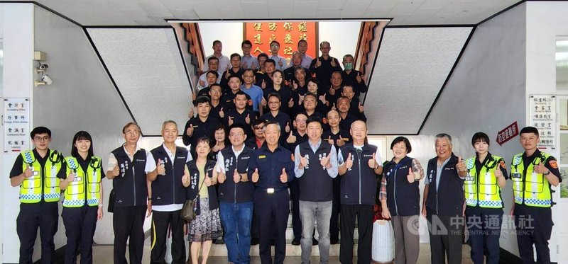 澎湖馬公城隍廟23日捐贈500件警用交通反光背心給澎湖縣警察局,城隍廟董事長顏嘉弘(前左6)、澎湖縣警察局長林温柔(前左7)等人出席合影。中央社 114年4月23日