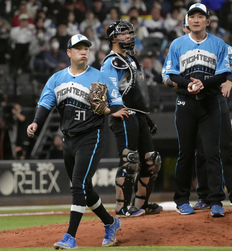 古林睿煬(前)6局上續投,投出保送後被敲2支安打、掉1分,再挨3分全壘打後退場。(共同社)