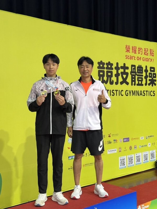 就讀北市大同高中國中部3年級的男子體操好手鄭丞佑(左),23日在全中運分別以跳馬12.762分、地板13.250分,順利完成雙金連霸,賽後特別感謝教練老爸鄭焜杰(右)的付出。(大同高中提供)中央社記者黎建忠傳真 114年4月23日